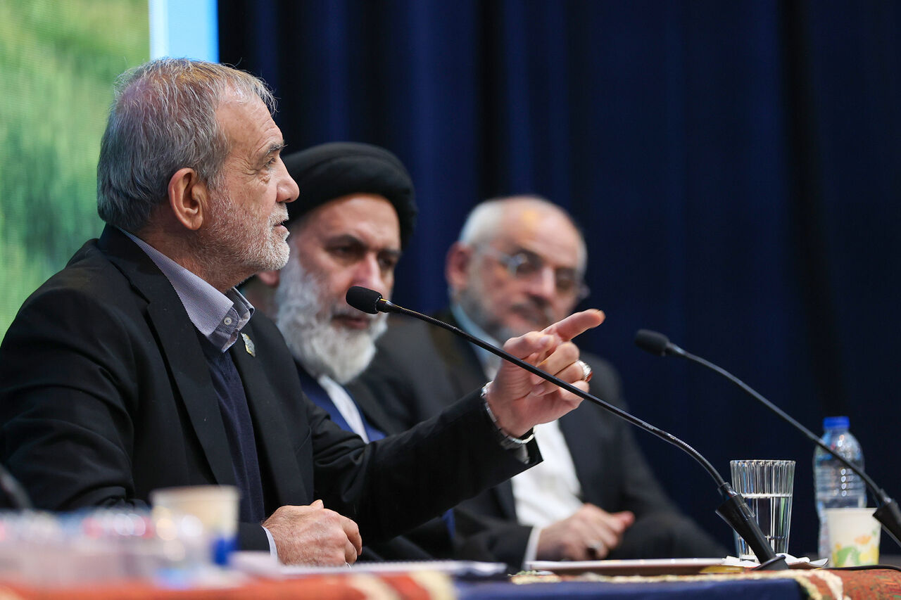 پزشكيان: منابع زياد داريم، بد مصرف مى كنيم/ حل مشكلات با اصلاح رفتارها